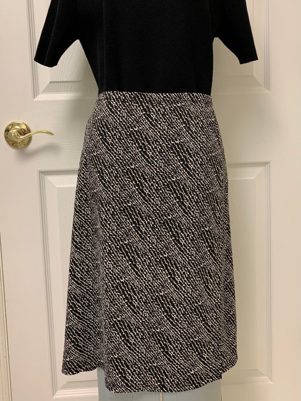 Anne Klein Black & White Abstract Black and White Midi Skirt